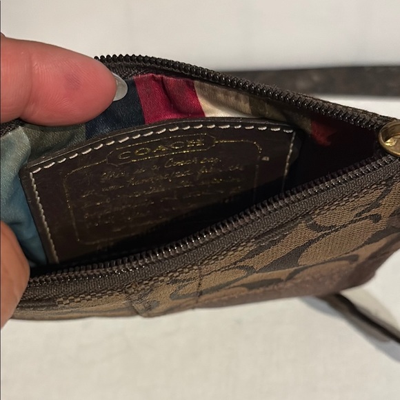 Preowned Coach Wristlet | 40028 Signature Brown Canvas - Picture 7 of 8